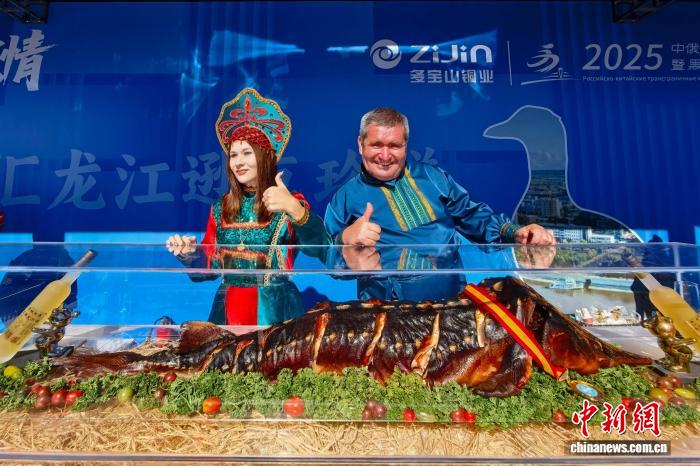 一步跨两国的跨境马拉松在边境开幕：黑河—布