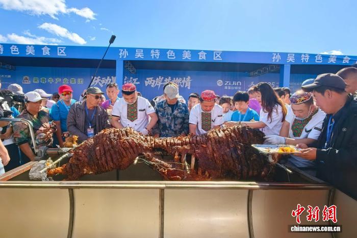 一步跨两国的跨境马拉松在边境开幕：黑河—布