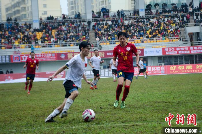 元宵节边境两城同场竞技，东兴对芒街足球友谊