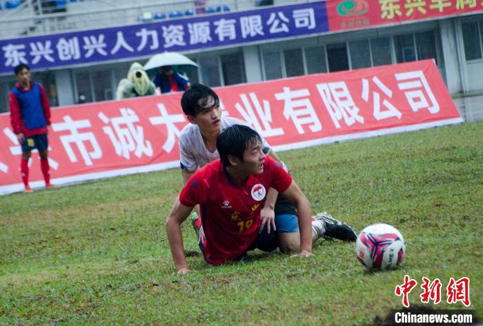 元宵节边境两城同场竞技，东兴对芒街足球友谊