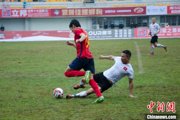 元宵节边境两城同场竞技，东兴对芒街足球友谊
