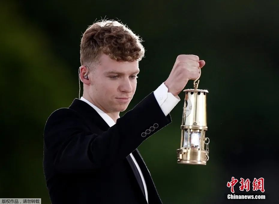 巴黎奥运闭幕式：主火炬熄灭 中国代表团创历史