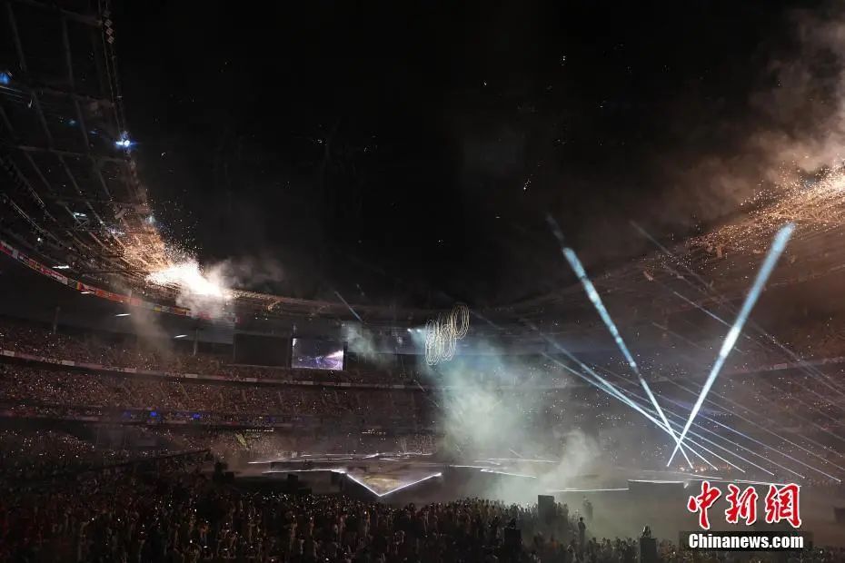 巴黎奥运闭幕式：主火炬熄灭 中国代表团创历史
