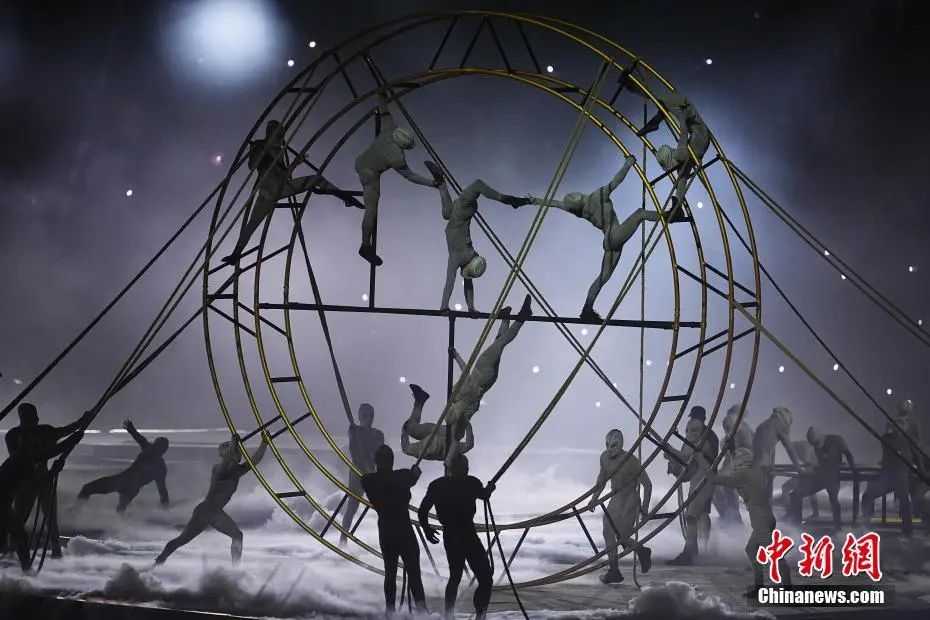 巴黎奥运闭幕式：主火炬熄灭 中国代表团创历史