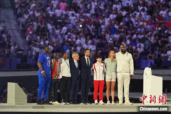 巴黎奥运闭幕式：主火炬熄灭 中国代表团创历史