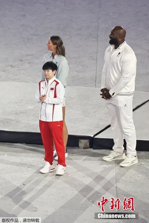 巴黎奥运闭幕式：主火炬熄灭 中国代表团创历史