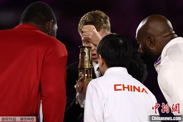 巴黎奥运闭幕式：主火炬熄灭 中国代表团创历史