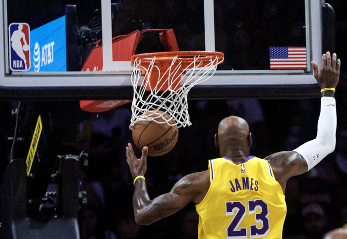 41岁詹姆斯三双破纪录 领航湖人豪取12连胜