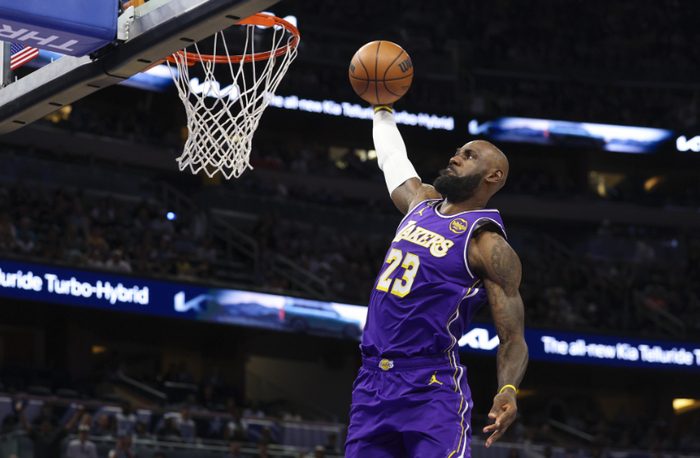 41岁詹姆斯三双破纪录 领航湖人豪取12连胜